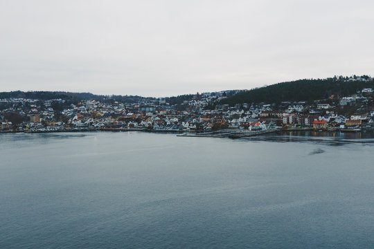 Häuser an einem Ufer in Norwegen