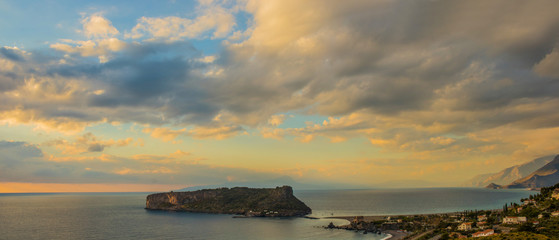 Vista panoramica dell'isola di Dino al tramonto, Italia, cosenza , praia a mare. Paesaggio ora...