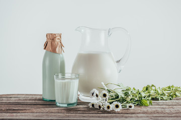 Obraz na płótnie Canvas fresh milk with chamomile flowers