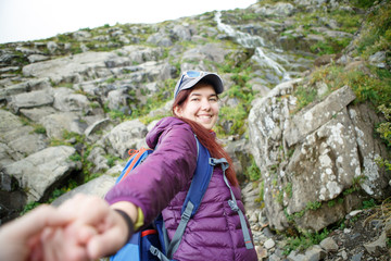 Photo of tourist girl stretching hand forward