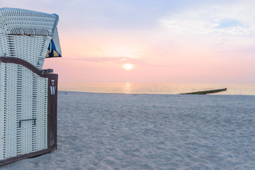 Strandkorb und Sonnenuntergang am Meer