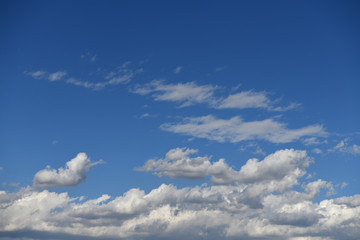 青空と雲「空想・雲のモンスターたち（沢山のモンスターが移動しているイメージ）」（相手を待ち受ける、待ち合わせをする、待ち構える、待ち伏せをするなどのイメージ）