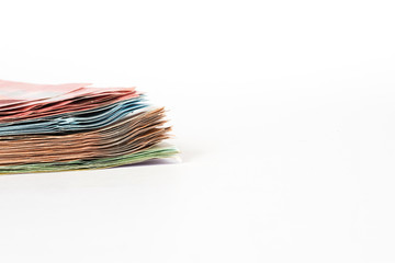 Viele Euro Geldscheine auf hellem Hintergrund