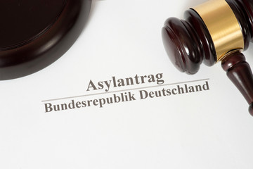 Ein Richterhammer und ein Antrag auf Asyl in Deutschland