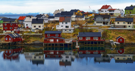 Habitat traditionnel de l'archipel des Lofoten à Reine, Norvège, Europe