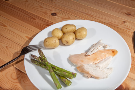 Bland healthly food meal. Boring low calorie chicken slimmer's dinner with asparagus