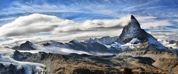 Crédence en verre imprimé Cervin Vue imprenable sur la chaîne de montagnes panoramique près du Cervin dans les Alpes suisses.