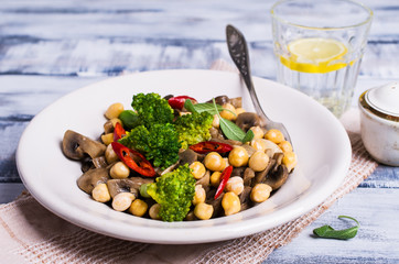 Broccoli with mushrooms and chickpeas