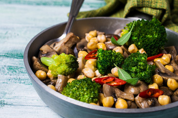 Broccoli with mushrooms and chickpeas