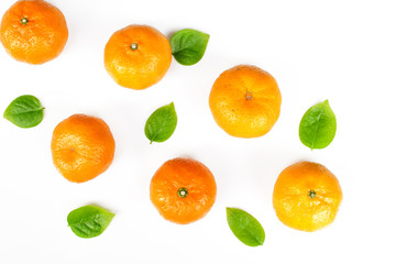 Fototapeta na wymiar fresh orange with green leag isolate on white background