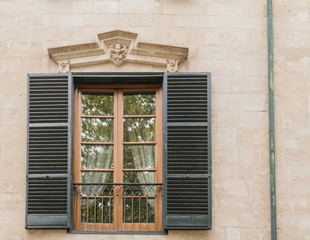 Fenster mit Fensterladen