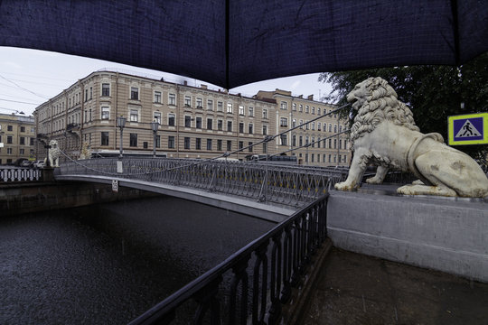 Lion Bridge under an umbrella, in St. Petersburg/ Lion Bridge, St. Petersburg, Russia