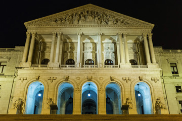 Obraz premium Staatspalast bei Nacht in Lissabon