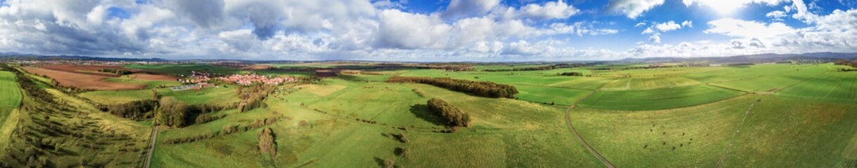 Obraz premium Panorama-Luftbild die Hard Schnepfenthal und das Thüringer Land, im Hintergrund Schnepfenthal, Wahlwinkel, Waltershausen, Cumbach, Ernstroda, Leina, Gospiteroda, Gotha, Hörselgau 