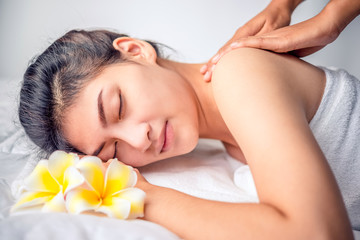 Obraz na płótnie Canvas Massage. Beautiful girl in spa