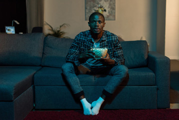 Obraz premium african american man watching tv