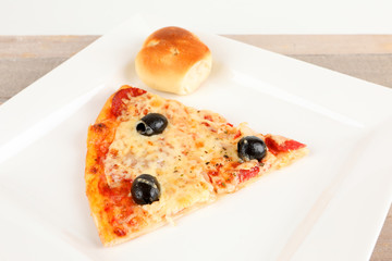 Ein Stück Pizza mit Oliven und Salami