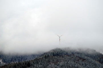Windräder auf der Holzschlägermatte im Nebel