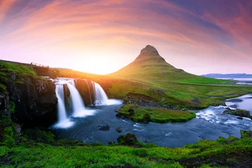Foto op Canvas Schilderachtig IJslands landschap met kleurrijke zonsopgang op de Kirkjufellsfoss-waterval. Geweldige ochtendscène in de buurt van beroemde berg - Kirkjufell volkano, IJsland, Europa © Ivan Kmit