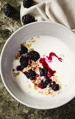 Scodella con yogurt more e cereali muesli. Prima colazione salutare. Close-up