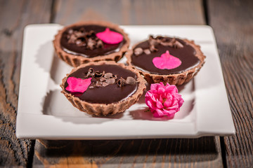 chocolate cupcakes with rose petal 
