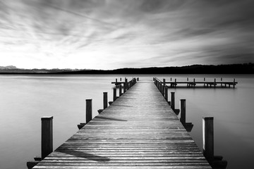Steiger aan het meer van Starnberg, Beieren, lange belichting in zwart-wit