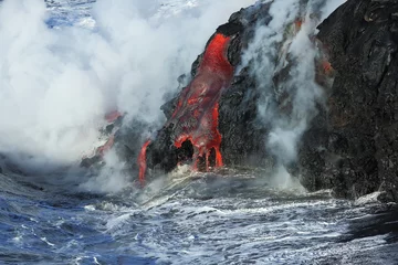 Crédence de cuisine en verre imprimé Volcan La lave coule du volcan Kilauea