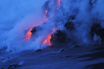 Papier Peint photo autocollant Volcan La lave coule du volcan Kilauea