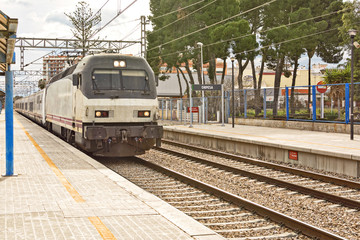 Obraz premium The train arrives at the station platform