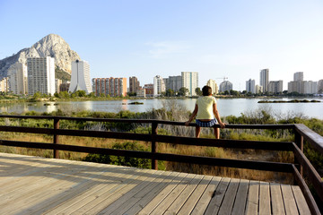 El niño esta mirando al lago con flamingos  y Calpe ciudad con vista a Peñon de Ifach desde el...