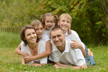 Fototapeta premium Rodzina leżąc na zielonej trawie