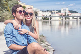 Paar lachend am Inn im Sommer