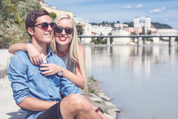 Paar lachend am Inn im Sommer