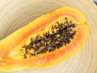 aufgeschnittene papaya