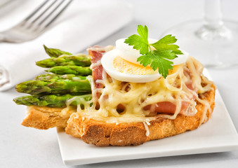 Asparagus on toast