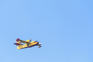 Fototapeta na wymiar Hidroavión volando en un cielo azul