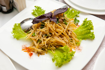 Pasta with basil with lettuce, tomato and meat