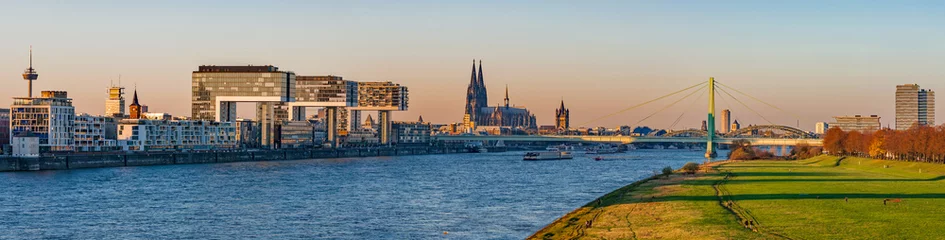 Köln – Kranhäuser und Dom  Deutschland  © majonit