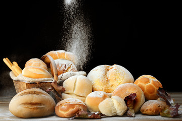 pane misto con pioggia di farina bianca
