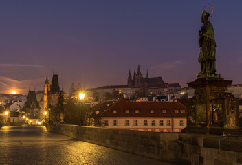 Naklejka premium Charles bridge and Prague Castle in twilight