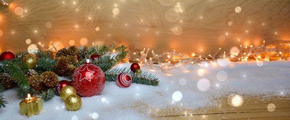 Weihnachten Hintergrund Panorama - Tannenzweige mit Christbaumschmuck