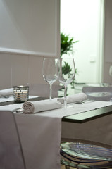 servicio de mesa de restaurantes, con mesa y sillas