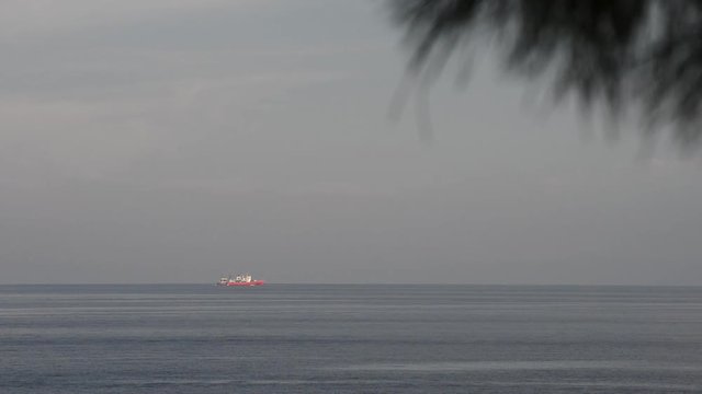nave traghetto solca il mare
