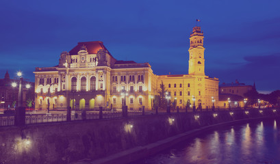 Fototapeta na wymiar Oradea City Hall and quay in night