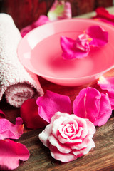 Fototapeta na wymiar rose petals in bowl