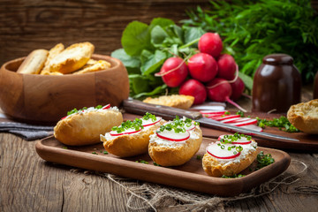 Toasts with radish, chives and cottage cheese.