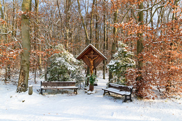 Kreuz im Winterwald
