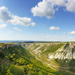 Obraz premium Landscape view of the valley ashlama-Dere on the Northern side of the medieval town-fortress Chufut-Kale. Inner ridge of Crimean mountains