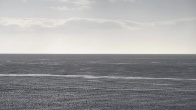 raffiche di vento e pioggia sul mare