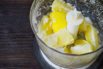 The lemon in the blender. Cooking lemon drink.